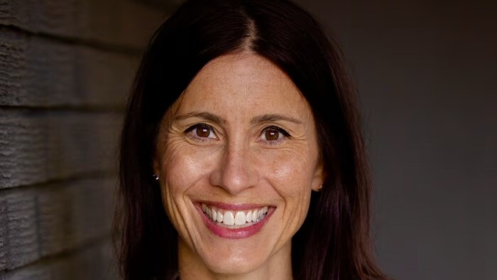 La Dre Kerri Johannson sourit.
