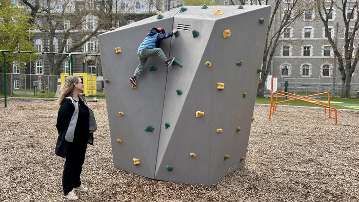 Dre Gingras dehors avec un enfant.