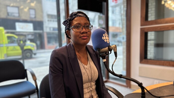 La Dre Omobola Sobanjo en entrevue dans le studio de Radio-Canada à Rouyn-Noranda.