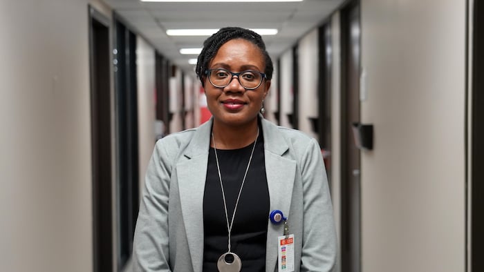 Omobola Sobanjo dans un corridor de Santé Québec Abitibi-Témiscamingue.