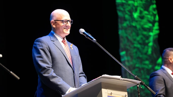 Drew Dilkens souriant lors du débat.