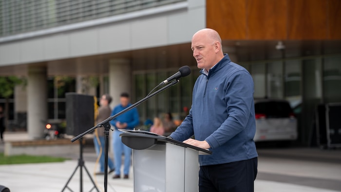 Drew Dilkens prononce un discours lors de la cérémonie de levée du drapeau franco-ontarien, à Windsor le 25 septembre 2026.