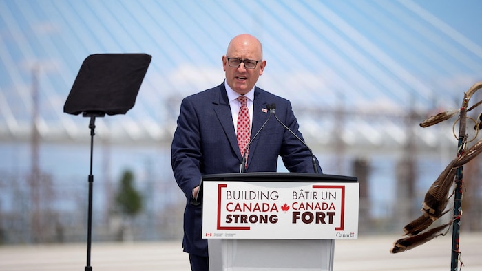 Drew Dilkens au podium lors de l'inauguration du pont Gordie-Howe à Windsor, le 24 juillet 2026.