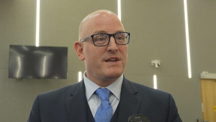 Drew Dilkens regarde la caméra.