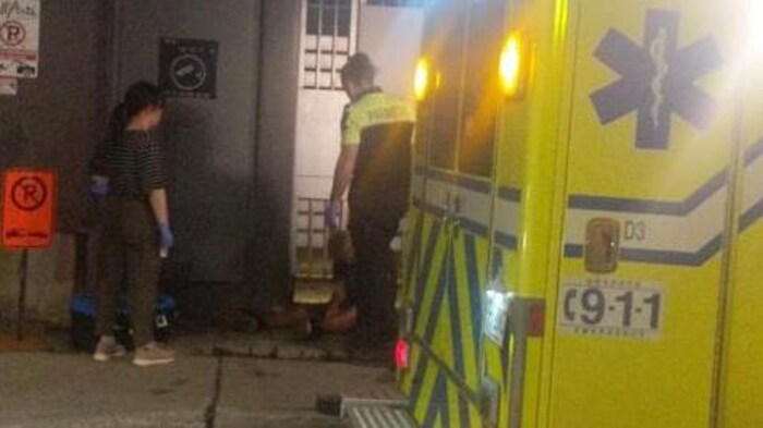 Des ambulanciers interviennent auprès d'un toxicomane, rue Berger.