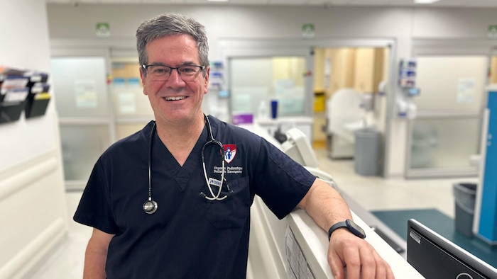 Le pédiatre Dominic Chalut prend la pose dans les locaux de l'Hôpital de Montréal pour enfants
