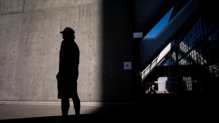 Un homme, dont l'identité est protégée, est photographié à Vancouver, en Colombie-Britannique, le jeudi 7 mai 2026.