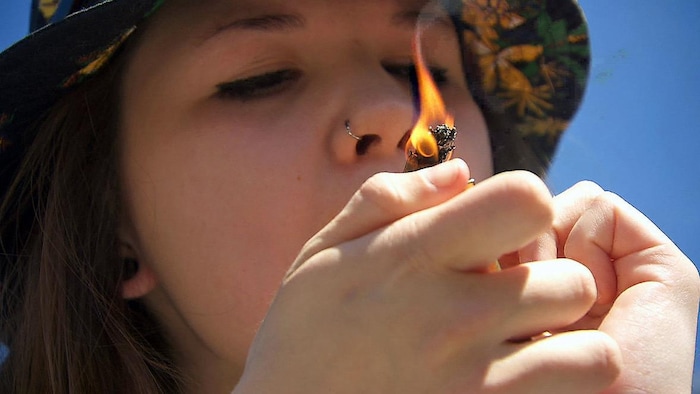 Adolescente fumant un joint