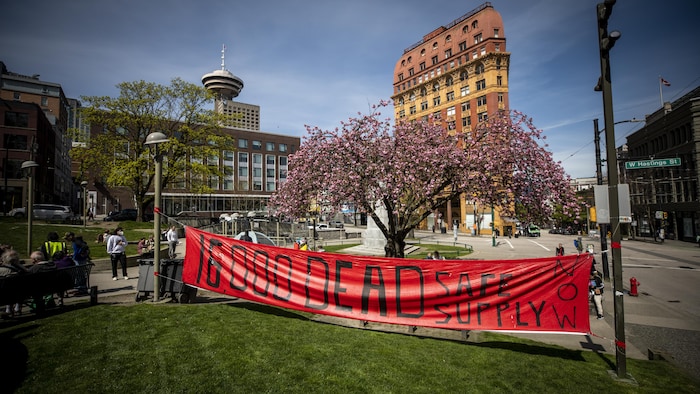 Des personnes se rassemblent à l'occasion du 9e anniversaire de l'état d'urgence sanitaire lié aux drogues toxiques en Colombie-Britannique lors d'un événement VANDU pour exiger des mesures de la part des gouvernements à Victory Square, à Vancouver, en Colombie-Britannique, le lundi 14 avril 2025.