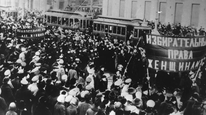 Photo d'archives de femme marchant dans la rue.