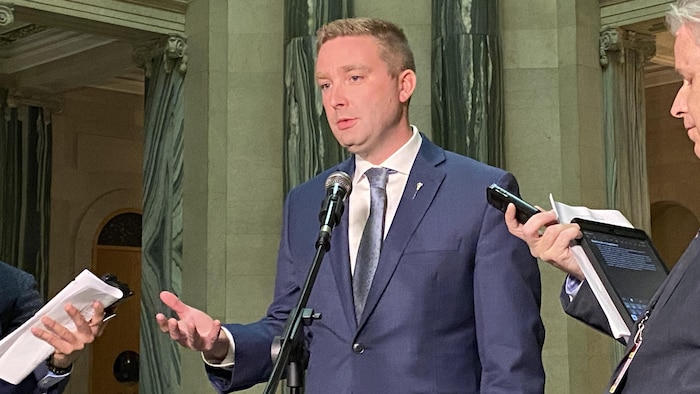 Jeremy Cockrill au Palais législatif qui répond à des questions de journalistes.