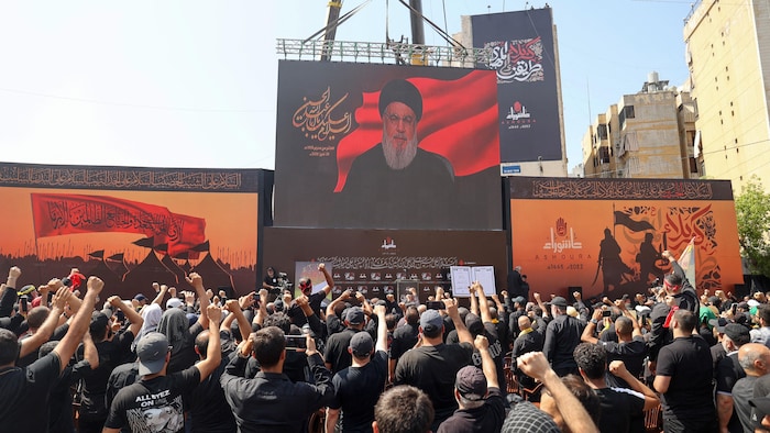 الأمين العام لتنظيم ’’حزب الله‘‘ اللبناني حسن نصر الله مخاطباً مناصريه عبر شاشة كبيرة.