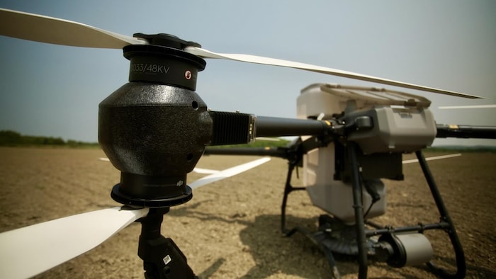 Un drone posé dans un champ