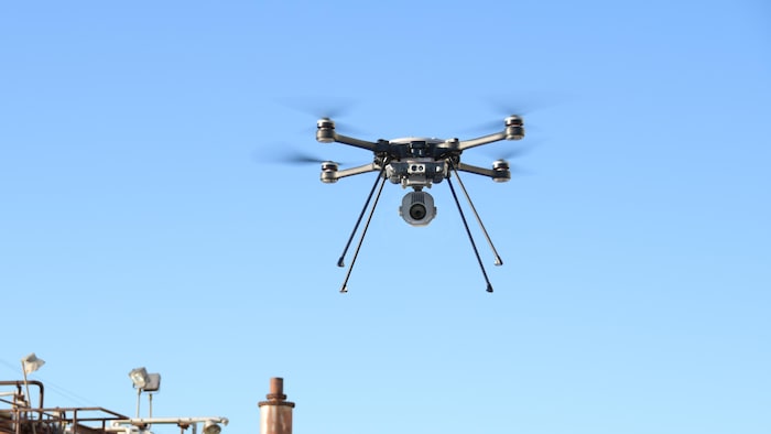 Un drone en plein vol.