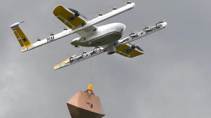 Un drone transportant un paquet