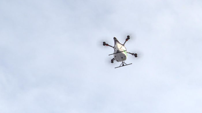 Un drone dans les airs.