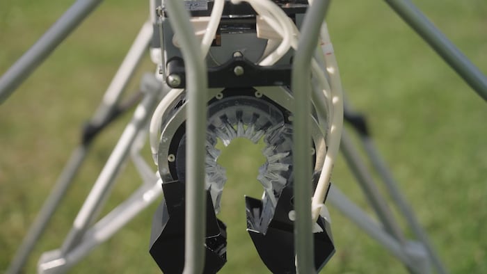 Le mécanisme d'un drone servant à peinture des fils électriques