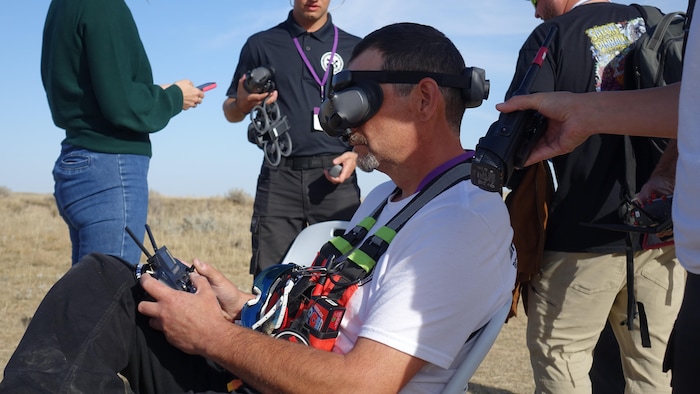 Un pilote de drone qui porte un casque de réalité virtuelle.