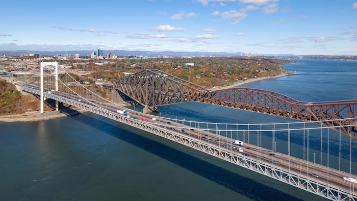 Des ponts surplombent le fleuve l'automne.