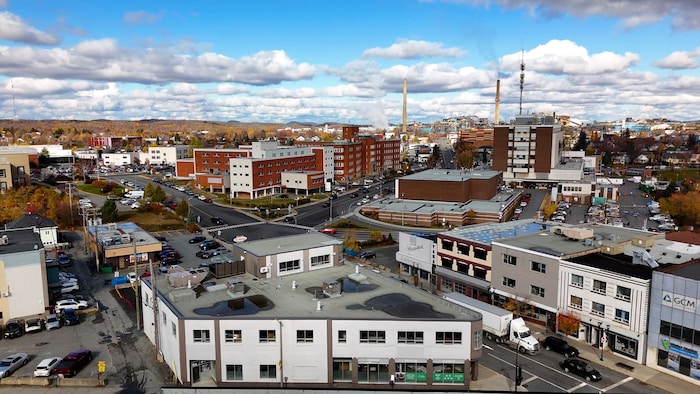 Une vue aérienne de Rouyn-Noranda où l'hôpital et les cheminées de la Fonderie Horne se démarquent.