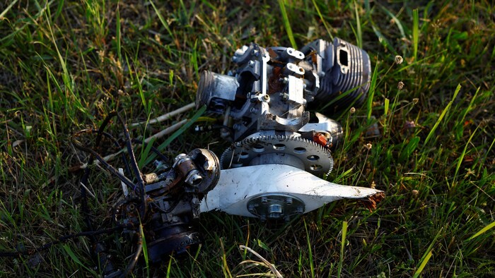 Un drone russe dans l'herbe.