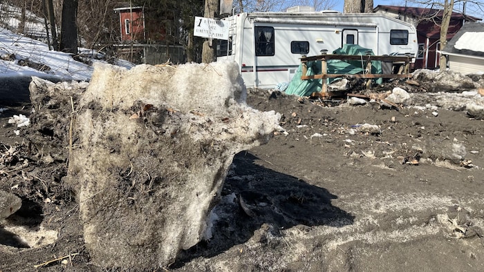 Des roulottes endommagées.