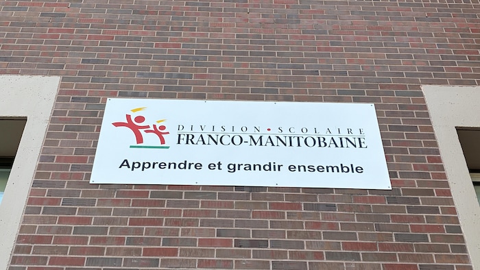 Le signe DSFM accroché au mur du collège Louis-Riel.