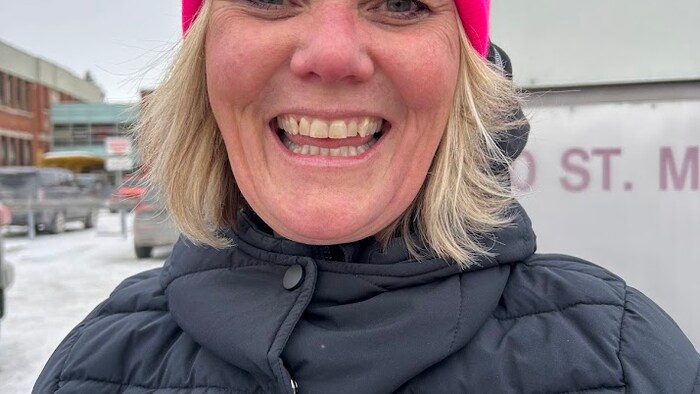 Leanne Gregorchuck sourit devant l'objectif.