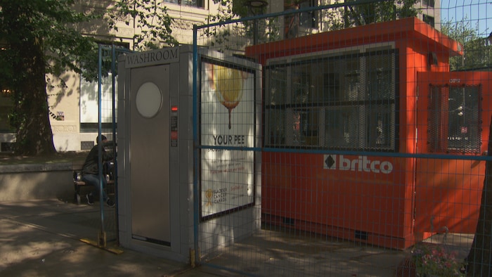 Une toilette publique aménagée dans le parc Pigeon, au coin des rues Hastings et Carral, dans le quartier Downtown Eastside de Vancouver.