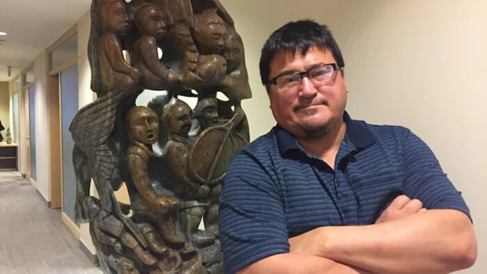 Un portrait de Duane Ningaqsiq Smith, le chef de la Corporation régionale Inuvialuit.