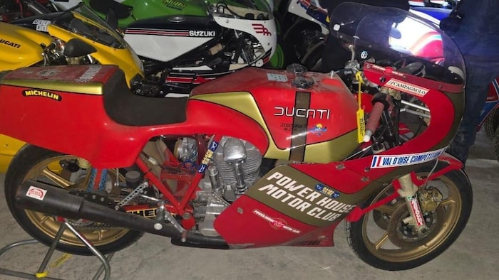 Une moto Ducati de course rouge.