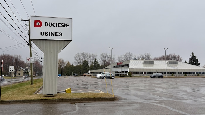 une usine sous la pluie