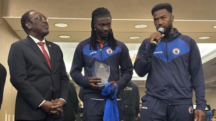 L'attaquant Duckens Nazon (à droite) est l'un des joueurs phares de l'équipe d'Haïti depuis 11 ans.