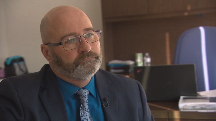 Jacques Duclos en entrevue dans son bureau