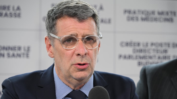 Éric Duhaime parle dans un micro lors d'une conférence de presse.
