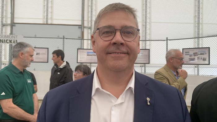 François Vézina sourit en fixant la caméra.