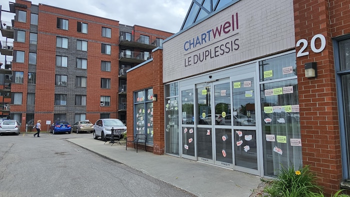 La façade de la résidence Le Duplessis est placardée d'autocollants syndicaux.