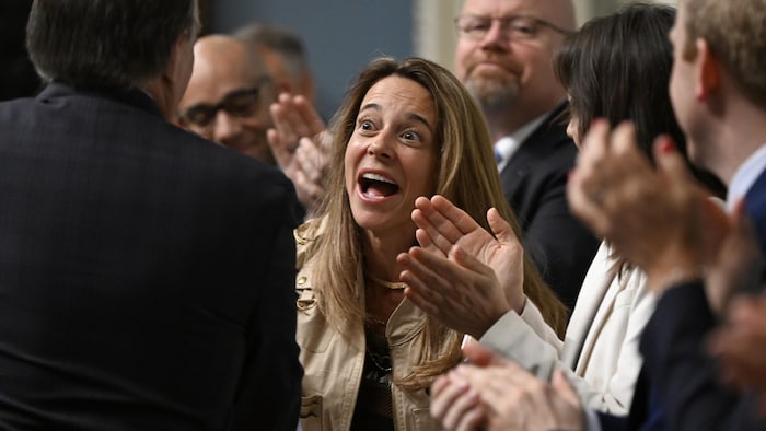 La ministre Duranceau applaudit par la CAQ en Chambre.