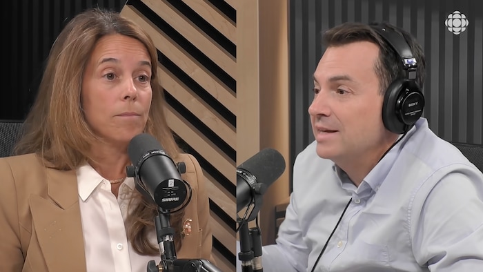 France-Élaine Duranceau dans les studios de Radio-Canada.