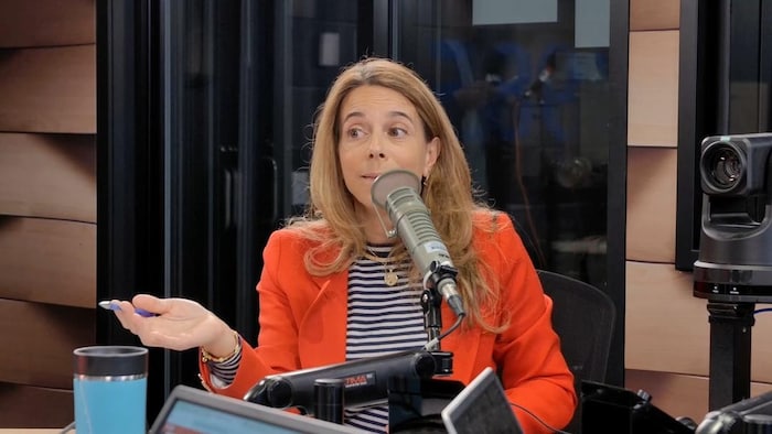 France-Élaine Duranceau dans les studios du 98,5 FM.