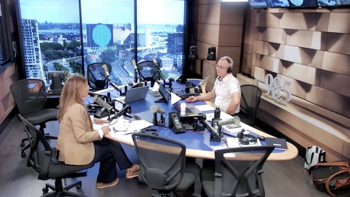 France-Élaine Duranceau dans les studios du 98,5 FM.