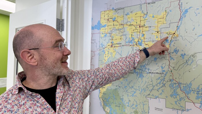 Alexandre Durand-Saddier pointe sur une grande carte de la région un endroit tout près de Senneterre.