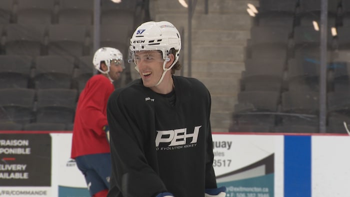 Dylan Gill lors d'un entraînement portant un chandail Pro Evolution Hockey.