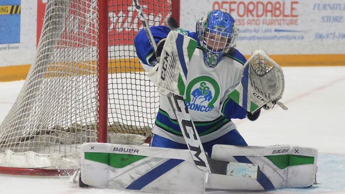 Dylan Wall devant le filet des Broncos de Swift Current.