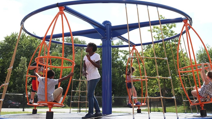Des enfants jouent dans un terrain de jeux.