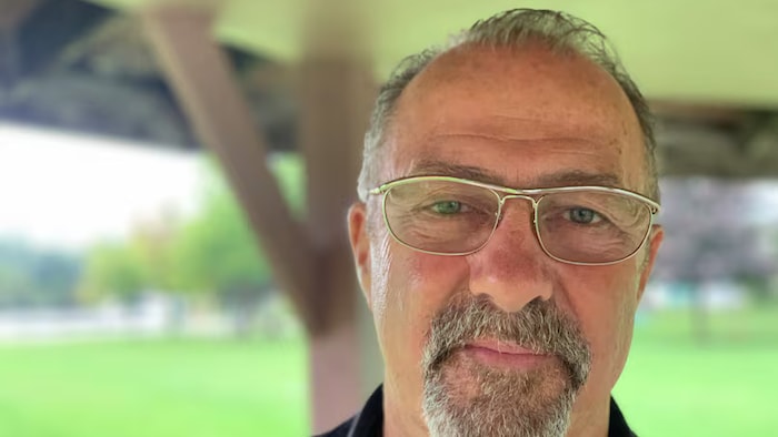 Rick Dumas avec des lunettes.