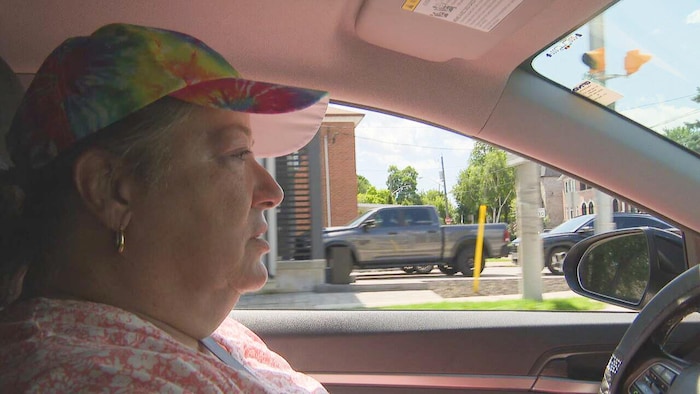 Earla Phillips, conduisant sa voiture.