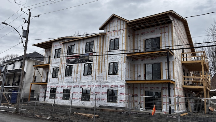 Un immeuble à logements en construction.
