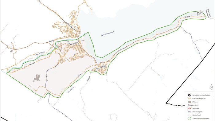 Un plan technique présente l'arrondissement de La Baie. Le secteur alimenté par le réseau d'aqueduc y est encadré.