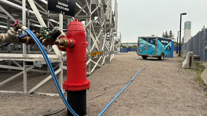 Une station de remplissage de bouteille est reliée à une borne fontaine.